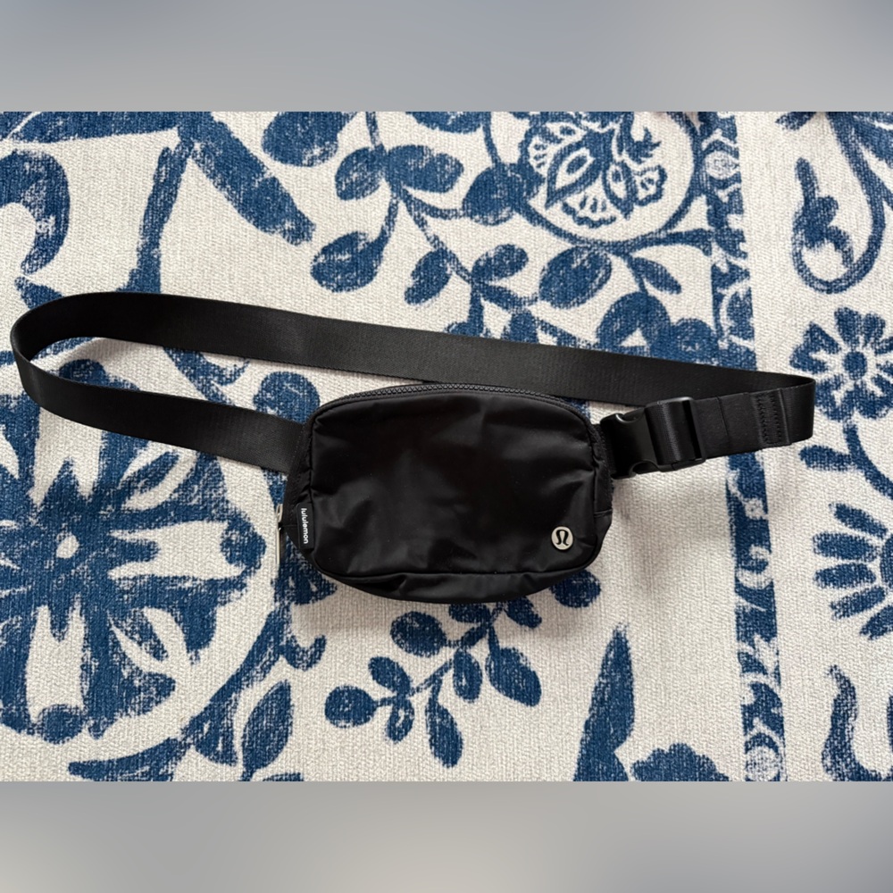 Lululemon Everywhere 1L Belt Bag Black with Silver Finish